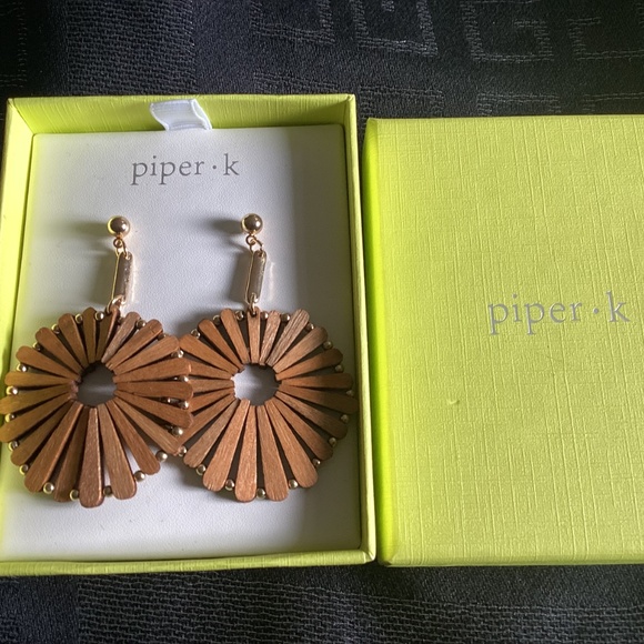 BNNT piper.k wooden and gold tone earings - Picture 3 of 4